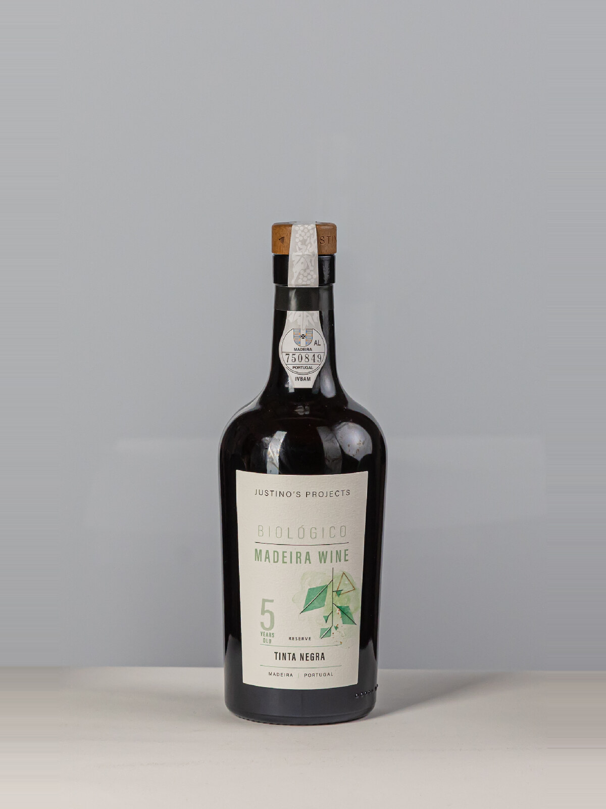 Justinos Wine Medium Dry (50cl)