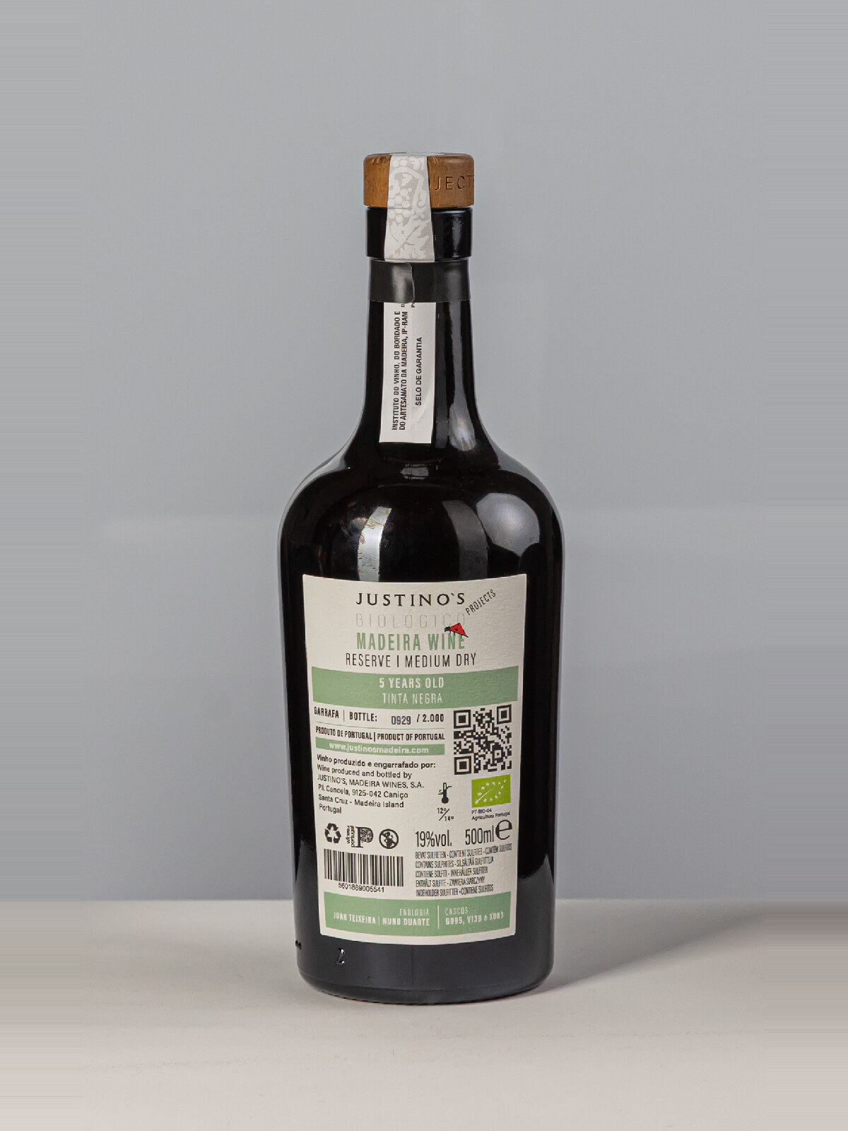 Justinos Wine Medium Dry (50cl) back