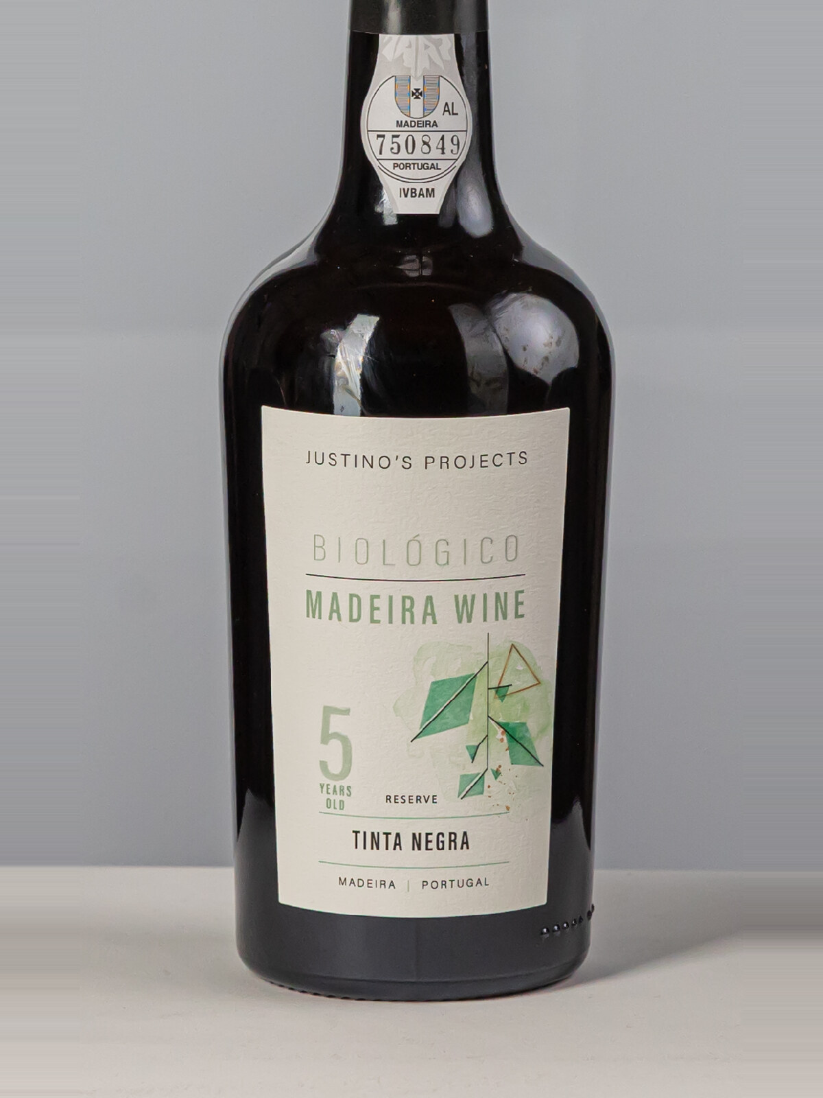 Justinos Wine Medium Dry (50cl) 3