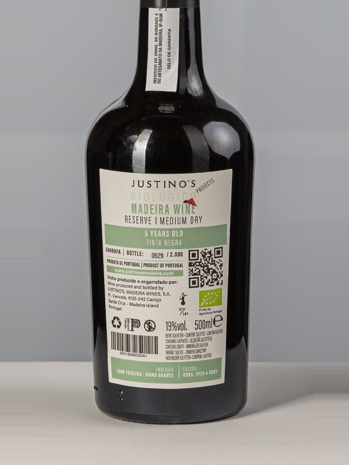 Justinos Wine Medium Dry (50cl) 4